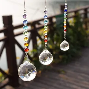 Détail macro de 3 attrape-soleil en cristal arc-en-ciel avec prismes dans un jardin