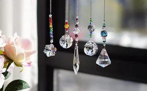 Detailansicht von fünf Kristall-Sonnenfängern mit bunten Perlen und Prismenanhängern