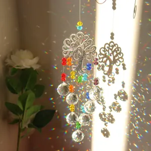Levensboom zonnevanger met regenboog kristallen kralen en glasprisma's voor ramen