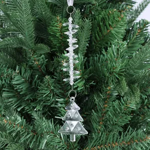 Détail du pendentif de Noël en acrylique transparent avec perles facettées sur sapin