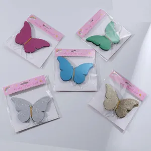 Detalle de colgantes de mariposas 3D coloridas en envases individuales de fiesta