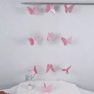 Primer plano de guirnalda de mariposas 3D rosas con purpurina para decoración de pared