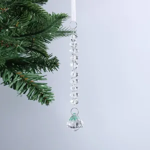 Λεπτομέρεια από διαφανείς ακρυλικές χάντρες χιονιού για τη διακόσμηση χριστουγεννιάτικου