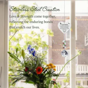 Detalle de atrapasol de corazón con poema conmemorativo y bola de cristal tallada con luz