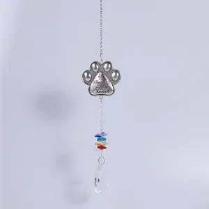 Détail de la médaille gravée et des cristaux colorés sur cet attrape-soleil