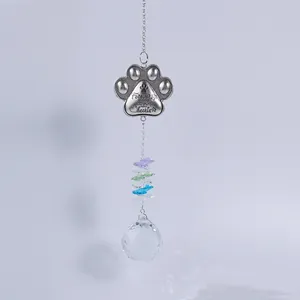 Détail du pendentif patte argentée et prisme en cristal sur capteur de soleil commémoratif