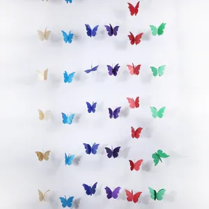 Detalle de guirnaldas de mariposas 3D en PVC con purpurina para decoración de fiestas