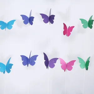 Detalle de guirnaldas de mariposas 3D de doble capa en PVC colorido con purpurina