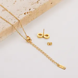 Détails d'un ensemble collier et boucles d'oreilles infini doré 18KGP avec fermoir