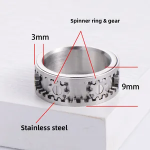 Detailansicht eines 9 mm breiten Spinner-Rings aus Edelstahl mit drehbaren Zahnrädern
