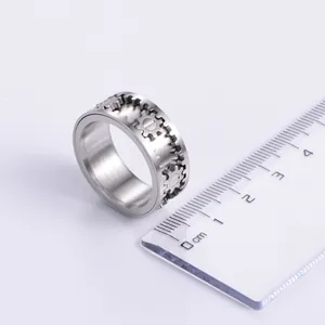 Makroansicht des 9mm Edelstahl-Spinner-Rings mit industrieller Getriebestruktur und Skala