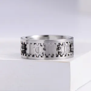 Mechanischer 9mm Edelstahl Spinner Ring mit innerem Zahnraddesign auf weißem Ständer