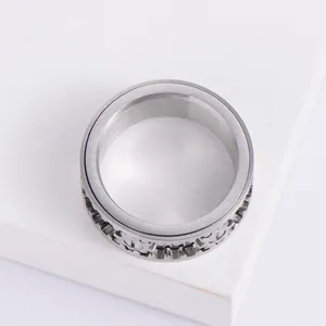 9mm breiter Edelstahl-Spinnerring mit drehbaren Zahnradmustern auf weißem Block
