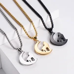 Tre collane a mezzaluna con lupo che ulula in argento, oro e nero con catene a scatola abbinate