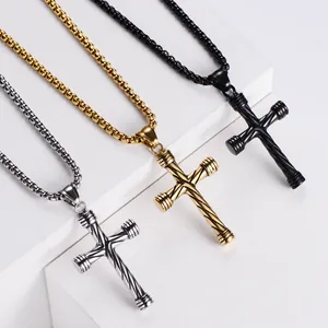 Detailansicht von Kreuzanhängern in Silber, Gold und Schwarz auf einem weißen Stufenständer