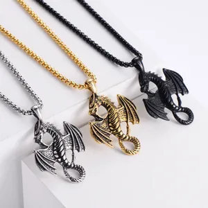 Detalle de collares de dragón en acabados plata, oro y negro con alas de dragón