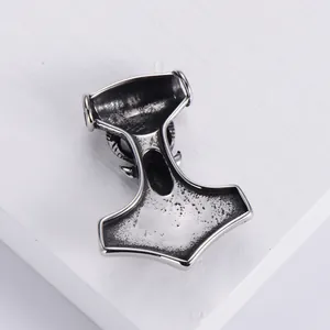 Dettaglio del ciondolo martello di Thor Mjölnir in acciaio inossidabile argento antico