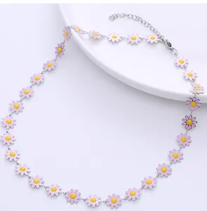 Gänseblümchen-Halskette aus Edelstahl mit rosa Emaille-Blumen und verstellbarer Kettchen
