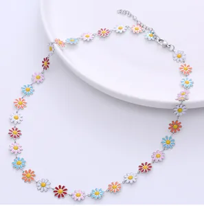 Detailaufnahme der bunten Emaille-Gänseblümchen-Halskette mit verstellbarem Verschluss