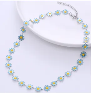 Detail der himmelblauen Gänseblümchen-Halskette mit verstellbarem Silber-Karabiner