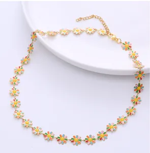 Detailaufnahme der bunten Gänseblümchen-Halskette mit goldenem Karabinerverschluss
