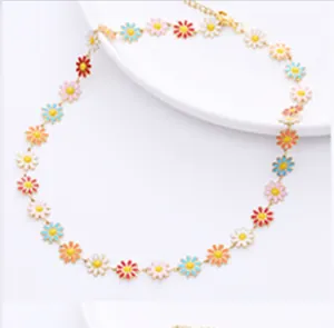 Farbenfrohe Gänseblümchen-Halskette aus Edelstahl mit Emaille-Blumen für Damen