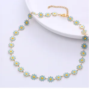 Goldene Gänseblümchen-Halskette mit blauen Emaille-Blüten und gelbem Kern-Design