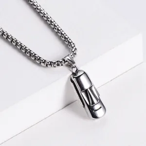 Pendentif tête Moai en argent poli avec chaîne maille boîte sur fond blanc