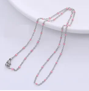 Minimalistische silberne Edelstahlhalskette mit kleinen rosa Perlenakzenten