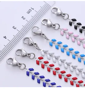 Dettaglio di braccialetti aereo in smalto colorato con chiusura a moschettone in sei colori