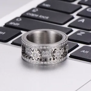 Bague rotative en acier inoxydable 316L sertie de zircons sur fond de clavier moderne