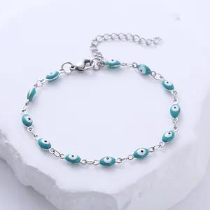 Détail macro du bracelet en acier inoxydable avec pendentifs oeil bleu turquoise