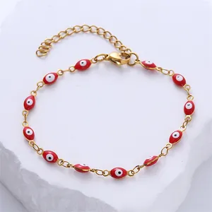 Bracelet chaîne en acier doré avec perles œil grec rouges et fermoir mousqueton