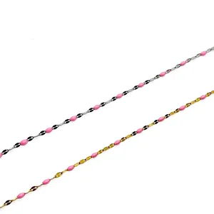 Makro-Detail von Emaille-Lippengliedern in Rosa und Schwarz an feinen Metallketten