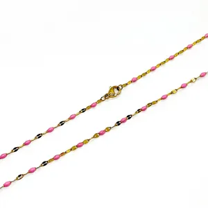 Detail der goldenen Edelstahlkette mit rosa und schwarzen Emaille-Lippenanhängern