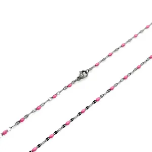 Nahaufnahme der silbernen Stahlhalskette mit rosa Emaille-Perlen und Karabinerverschluss
