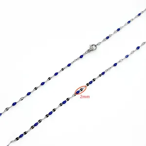 Detail einer 2 mm breiten Edelstahl-Halskette mit blauen und schwarzen Emaille-Perlen