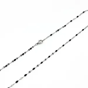 Detail der mehrfarbigen Lippen-Anhänger-Halskette mit Karabinerverschluss und eleganter Kette
