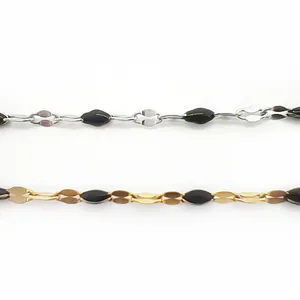Nahaufnahme feiner Lippen-Halsketten aus Edelstahl in Gold und Silber mit Emaille