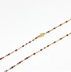 Detailansicht der goldenen Halskette mit roten und schwarzen Emaille-Lippenanhängern