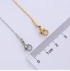 Détail de chaînes en acier de 1mm avec fermoir mousqueton et mesure de taille