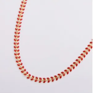 Collana in acciaio inossidabile dorato con maglie a spiga e smalto rosso di tendenza