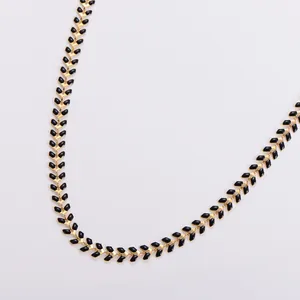 Collana in acciaio inossidabile dorato con frecce in smalto nero dal design a lisca