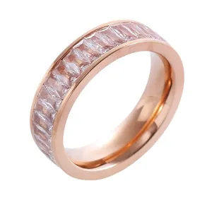 Roségoldener Eternity-Ring mit Baguette-Zirkonia-Steinen auf reinweißem Hintergrund