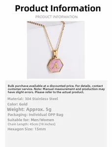 Détail du pendentif hexagonal plaqué or 18k avec incrustation nacre rose et lettre A