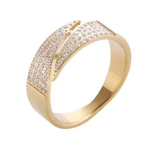 Minimalistischer goldener überlappender offener Ring mit drei Reihen funkelnder Diamanten