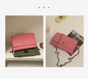 Borsa a tracolla in pelle martellata rosa con catena argento e chiusura a girello