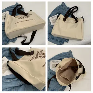 Gedetailleerd aanzicht van de minimalistische canvas shopper met bruine riemen en vakken