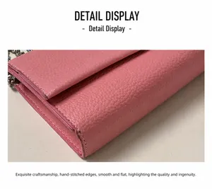 Dettaglio della pelle rosa a grana litchi e della tracolla a catena d'argento della borsa