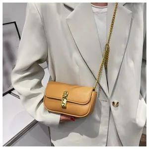 Dettaglio della borsa a tracolla in pelle PU giallo zenzero con fibbia dorata